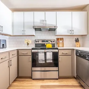 Modern And Spacious Apartment- Gym, Wifi, Free Parking Apartment Seattle