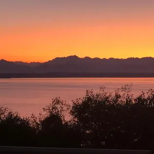 1-bedroom Seaview On Luxury Estate With Views Of Olympic Mountains Apartment Seattle