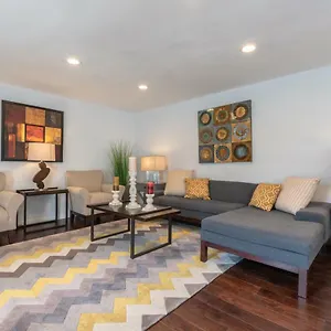 Modern Nestled In The Hollywood Hills With Huge Deck And Wow Views! Holiday home Los Angeles